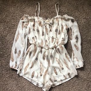 Super cute feather print romper